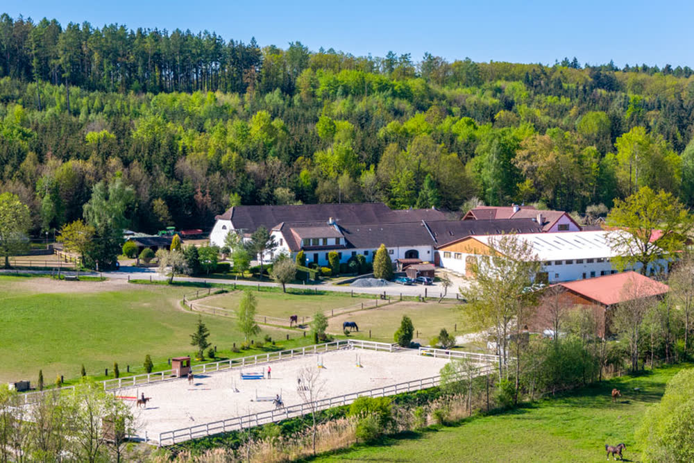 Die Farma Heroutice und die Landschaft ringsum von oben