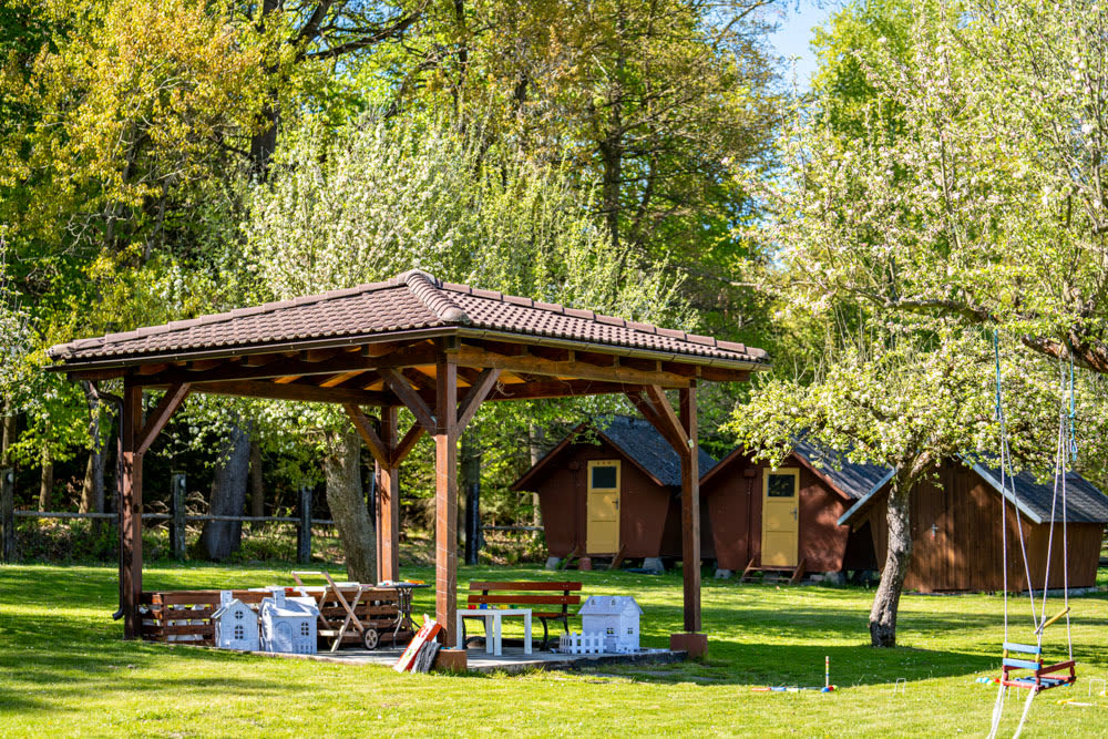 Der Gartenpavillon, dahinter die Hütten