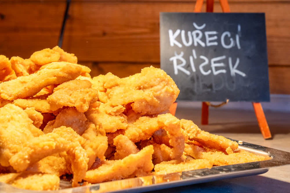 Hähnchenschnitzel auf der Buffettheke