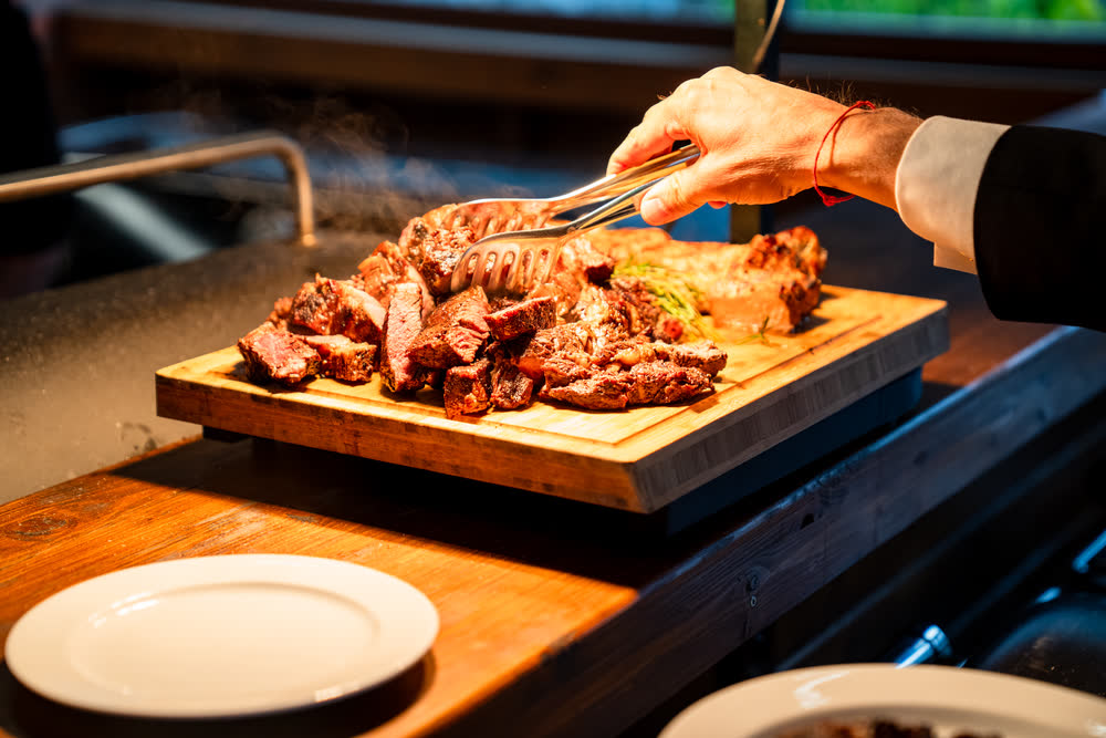Das Grillfleisch wird aufgeschnitten
