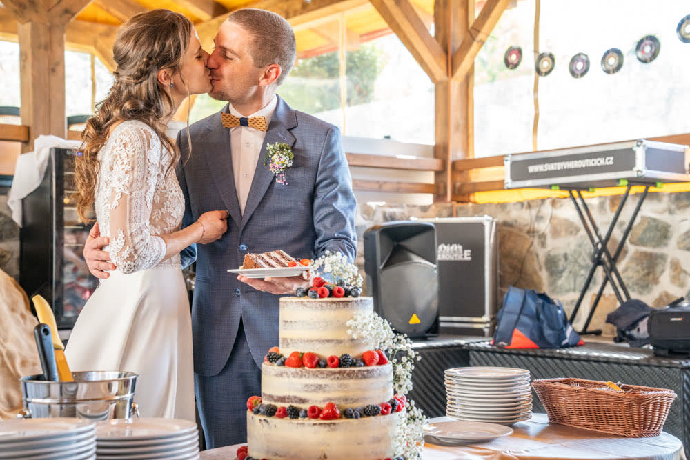 Das Brautpaar an der Hochzeitstorte