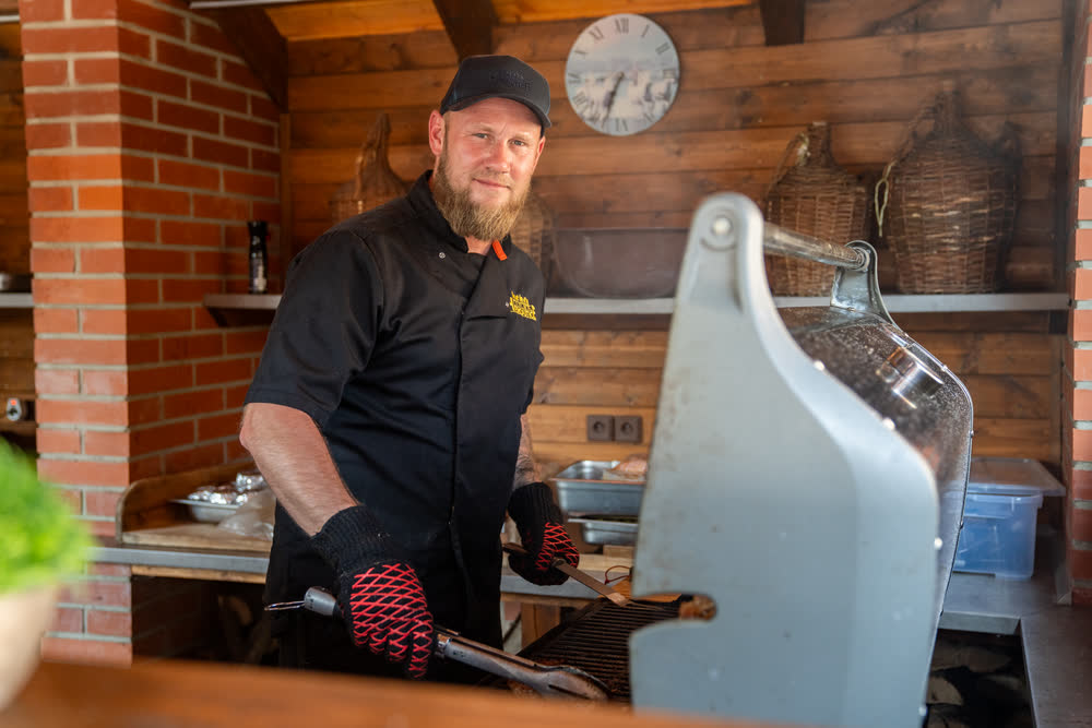 Der Koch in der Küche des Grillhouse
