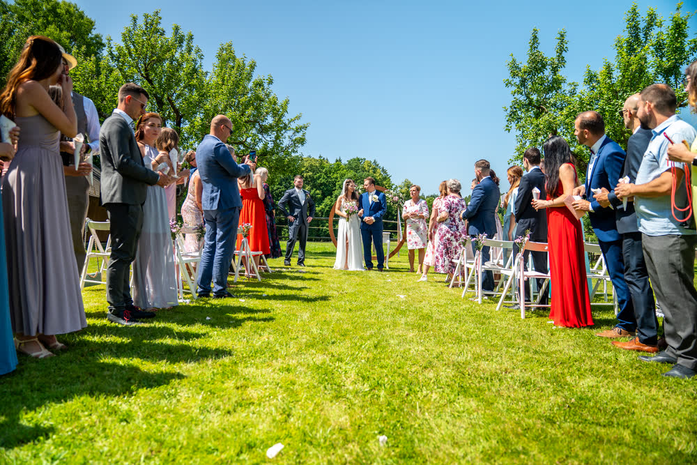 Gäste am Gang vor der Trauung im Garten