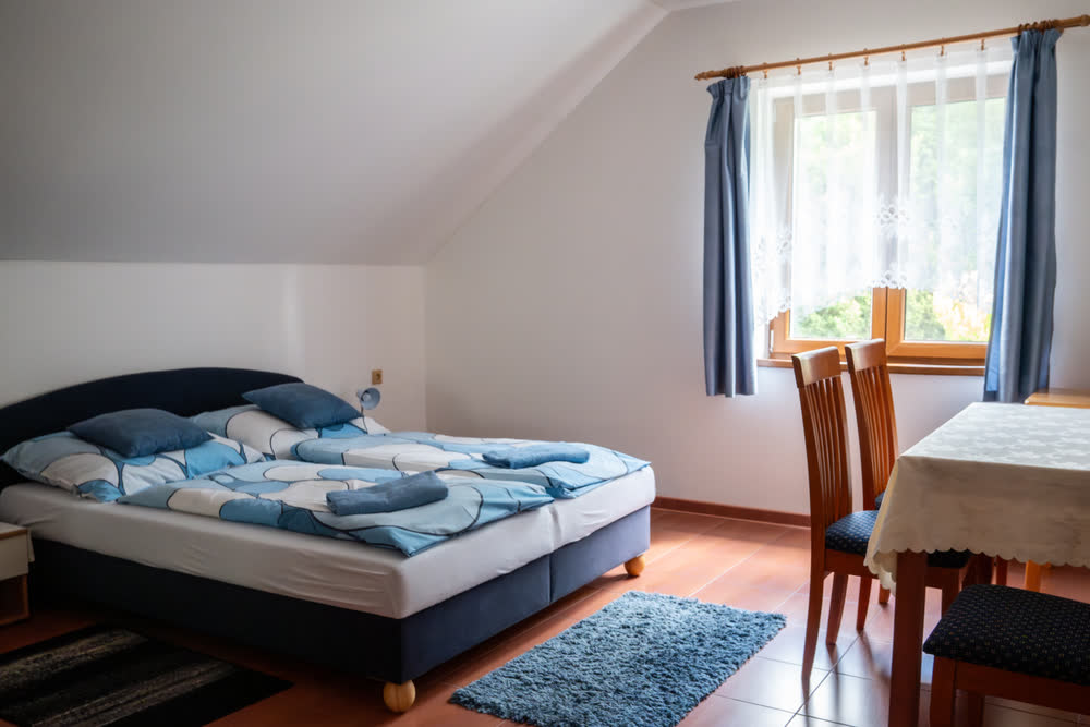 Zimmer mit Doppelbett und Sitzecke