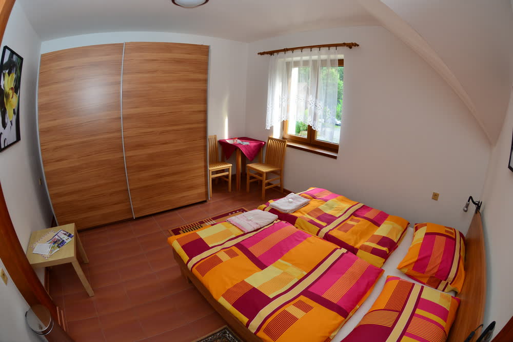 Zimmer mit Kleiderschrank und zwei Betten