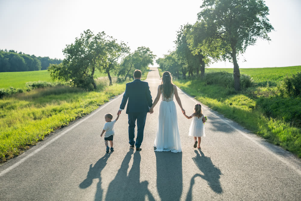 Die Familie auf der Allee in der Dämmerung