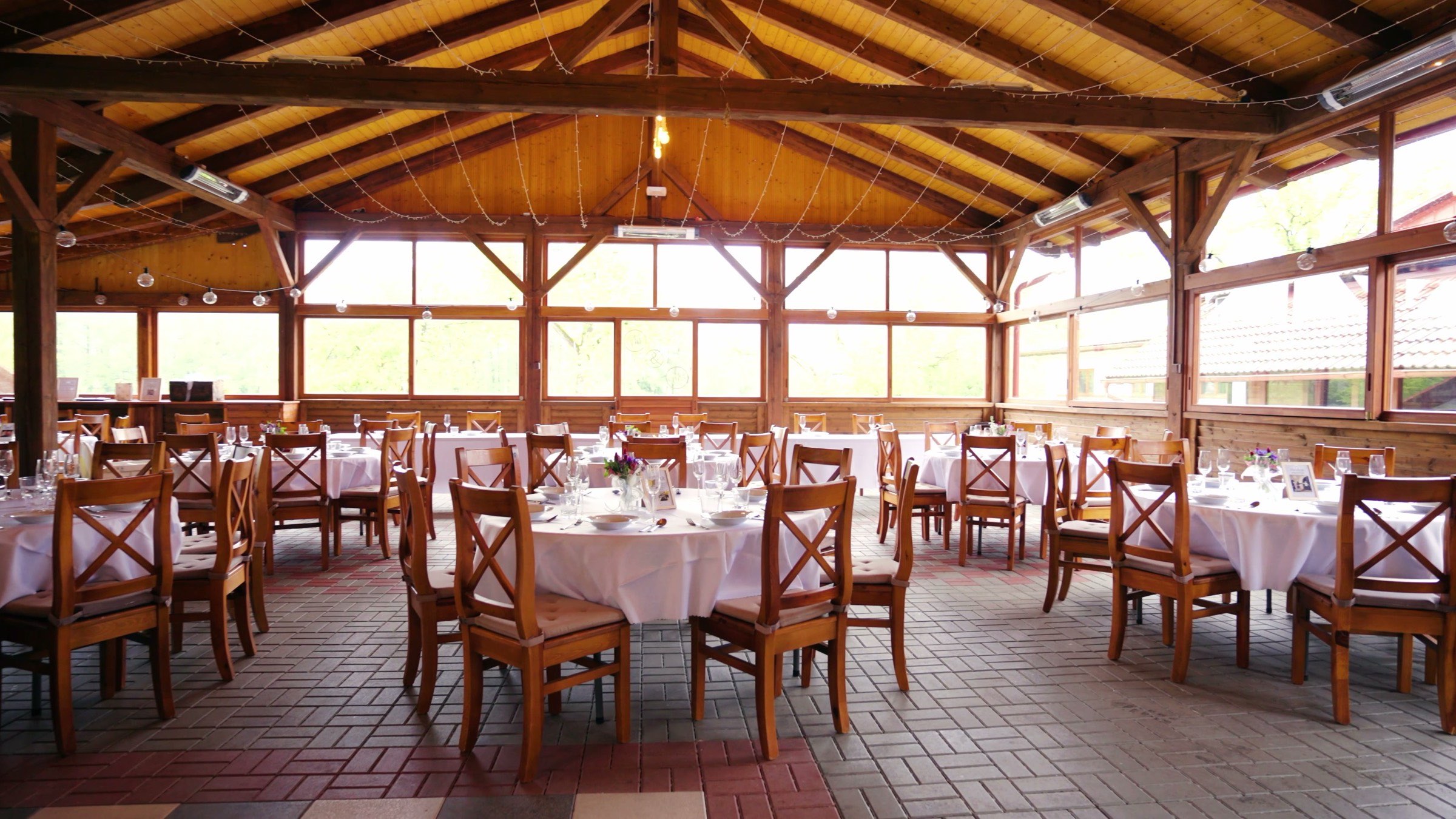 Grillhouse, krytá svatební pergola pro 180 hostů